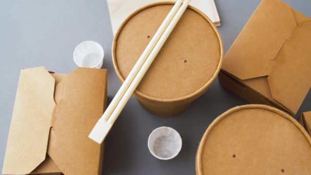 Одноразовые бумажные контейнеры для еды на вынос — стоковое видео
