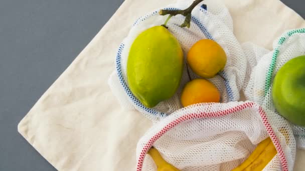 Herbruikbare boodschappentassen voor eten met fruit — Stockvideo