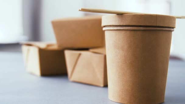 Одноразові паперові контейнери для виймання їжі — стокове відео