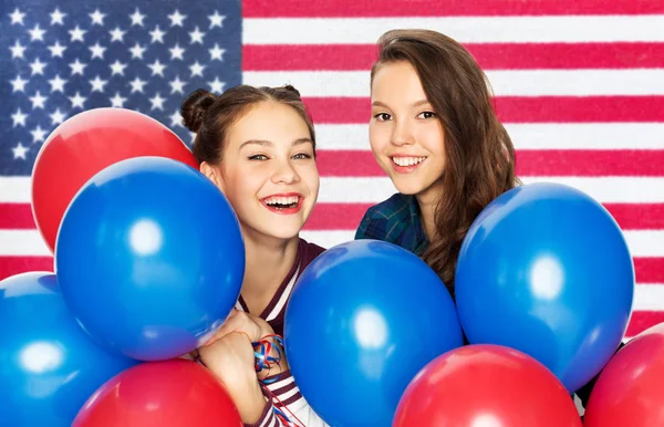 Tiener meisjes met ballonnen over Amerikaanse vlag — Stockfoto