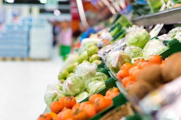 Alface iceberg no supermercado ou mercearia — Fotografia de Stock