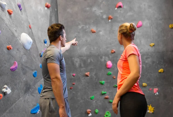 Mężczyzna i kobieta ćwiczący na siłowni wspinaczkowej — Zdjęcie stockowe
