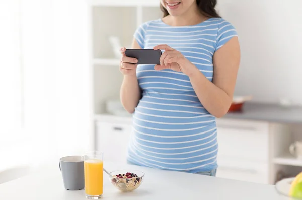 Nahaufnahme von Schwangeren mit Smartphone — Stockfoto