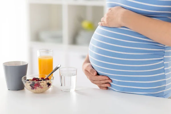 Close up of pregnant woman touching her belly — Stock Photo, Image