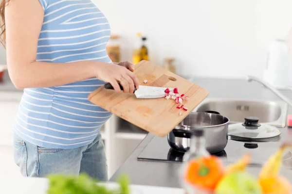 Evde yemek pişirme hamile kadın yakın — Stok fotoğraf