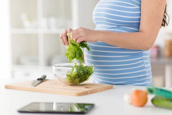 Close-up van zwangere vrouw die voedsel thuis kookt — Stockfoto