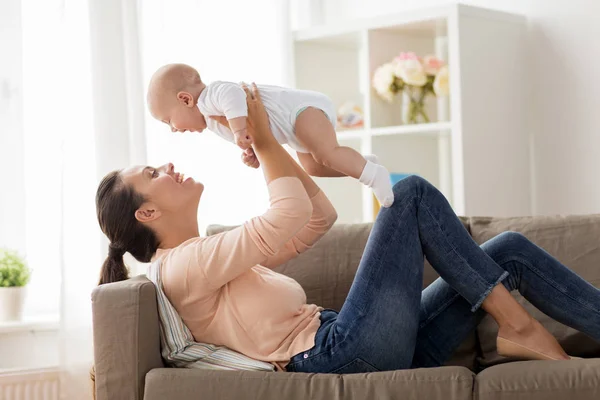 Glückliche Mutter spielt mit kleinem Jungen zu Hause — Stockfoto