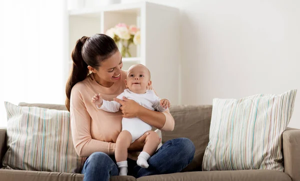 Glückliche Mutter mit kleinem Jungen zu Hause — Stockfoto