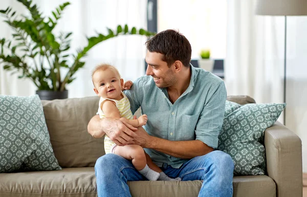 Vader met dochtertje van baby thuis — Stockfoto