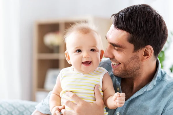 Padre con hijita en casa — Foto de Stock