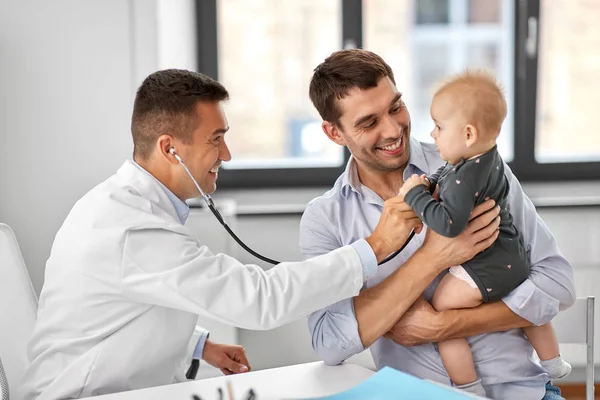 Pai com bebê e médico na clínica — Fotografia de Stock