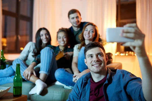 행복 한 친구 집에서 스마트폰으로 selfie를 복용 — 스톡 사진