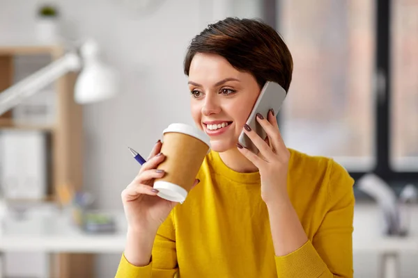 Zakenvrouw belt op smartphone op kantoor — Stockfoto