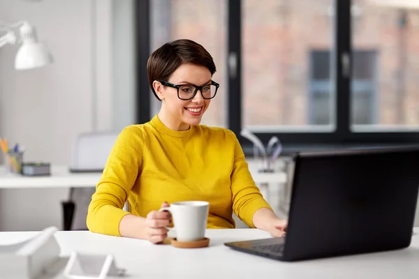 Femme d'affaires avec ordinateur portable boissons café au bureau — Photo