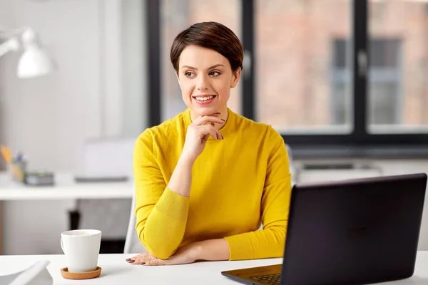 Femme d'affaires avec ordinateur portable au bureau — Photo