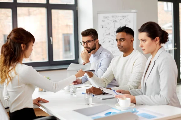 Recrutadores que têm entrevista de emprego com empregado — Fotografia de Stock