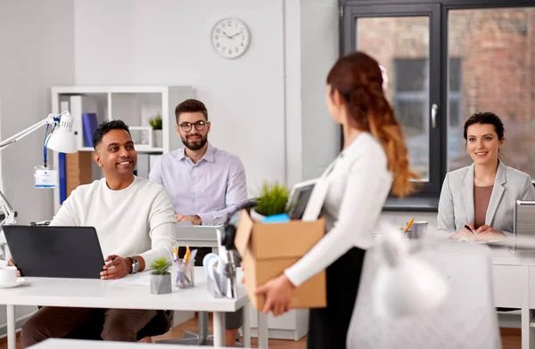 Zufriedene Mitarbeiter mit persönlichen Dingen im Büro — Stockfoto