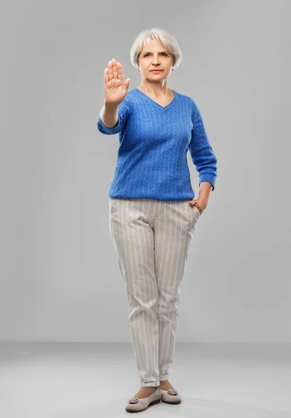 Wanita senior dengan sweater biru membuat gerakan berhenti — Stok Foto
