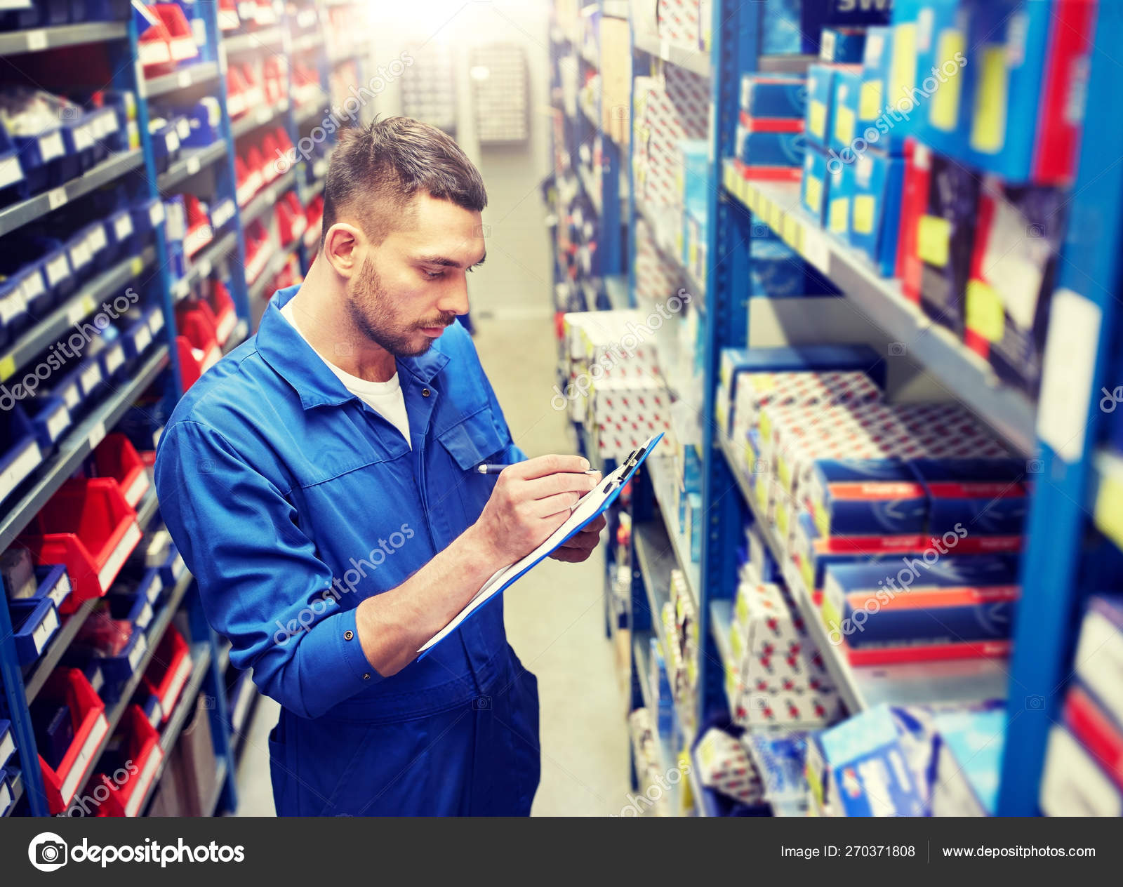 Продавец автозапчастей. Продавец в магазин автозапчастей. Сотрудники магазина автозапчастей. Продавец автозапчастей. Продавец автомагазина.