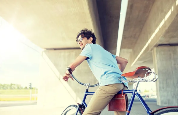 Ung hipster man ridning fasta redskap cykel — Stockfoto
