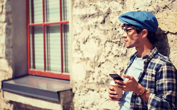 Homem com smartphone beber café na rua da cidade — Fotografia de Stock