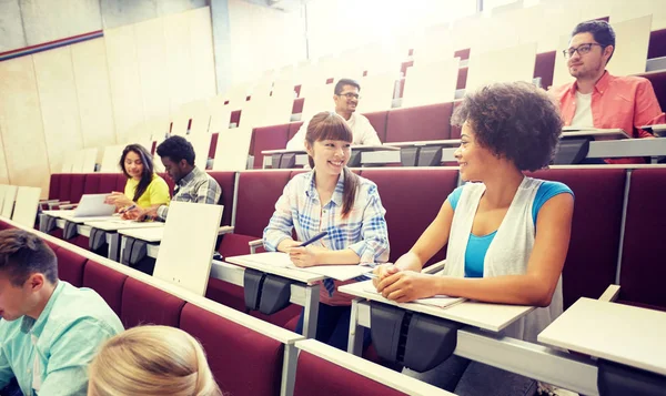Group of international students talking on lecture — Stock Photo, Image