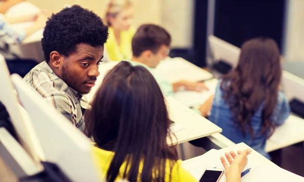 Gruppo di studenti che parlano in aula — Foto Stock