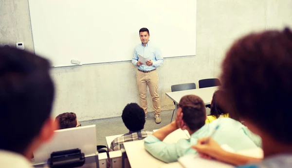 Gruppo di studenti e insegnante a lezione — Foto Stock