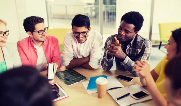 Groep van middelbare scholieren aan tafel zit — Stockfoto