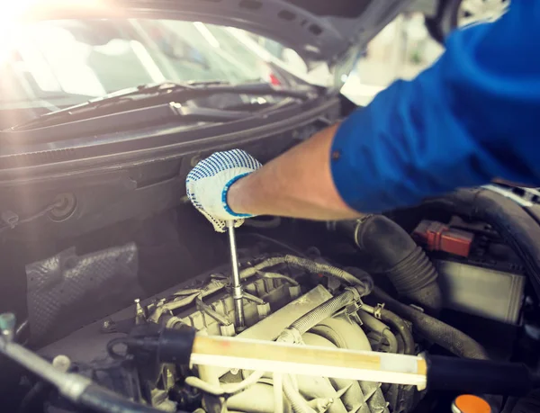 Mecânico homem com chave de reparação de carro na oficina — Fotografia de Stock