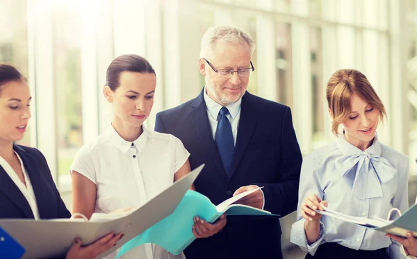 Business team met tablet pc en mappen op kantoor — Stockfoto