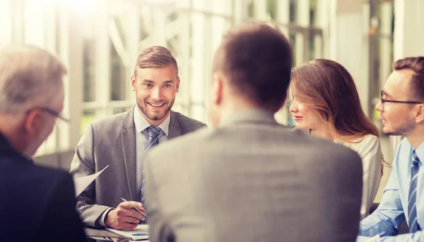 Reunión de empresarios en la oficina — Foto de Stock