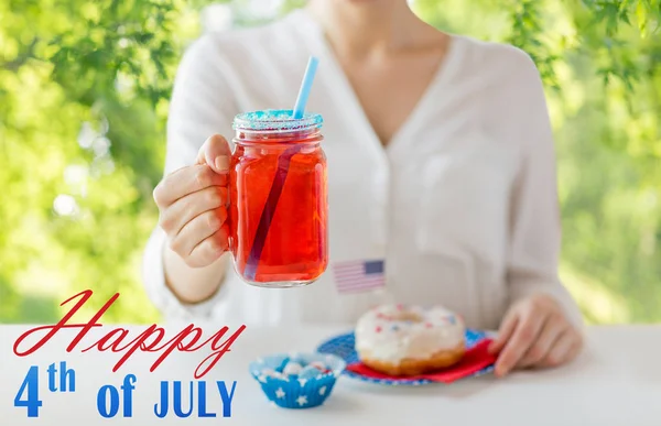 Nő ünnepli az amerikai függetlenség napja — Stock Fotó