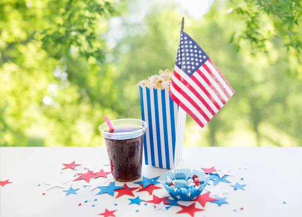 Cola and popcorn with candies on independence day — Stock Photo, Image
