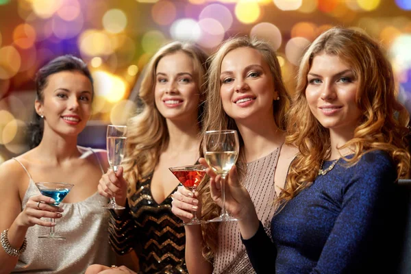 Glückliche Frauen trinken im Nachtclub in Gläsern — Stockfoto