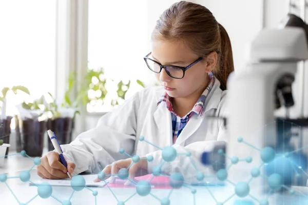 Mädchen studiert Chemie im Schullabor — Stockfoto