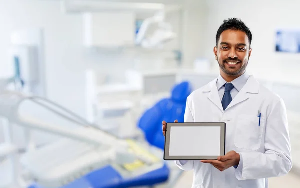歯科医院でタブレットコンピュータを持つ男性歯科医 — ストック写真