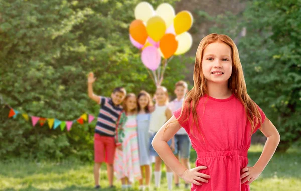 Sorrindo menina de cabelos vermelhos na festa de aniversário — Fotografia de Stock