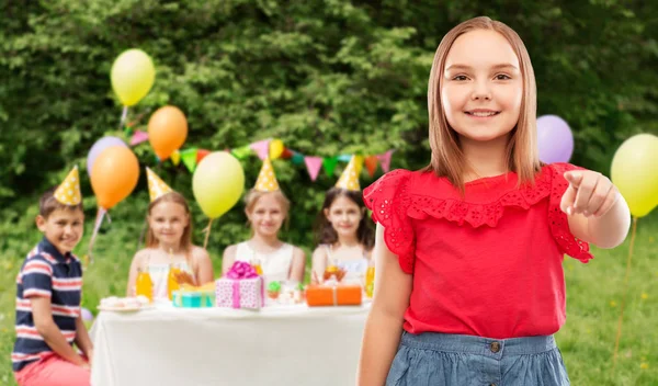 Usmívající se dívka ukazující na tebe na oslavu narozenin — Stock fotografie