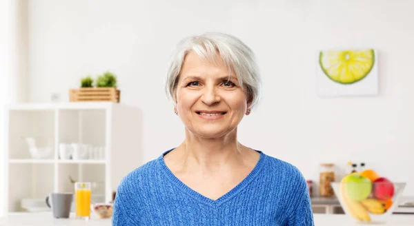 Mosolygó vezető nő portréja a konyhában — Stock Fotó