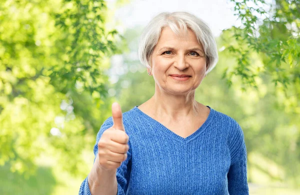 Sorridente donna anziana r mostrando pollici in su — Foto Stock