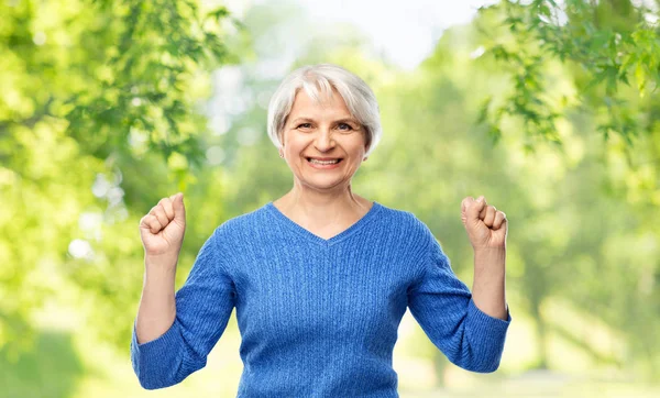 Retrato de mulher idosa feliz celebrando o sucesso — Fotografia de Stock