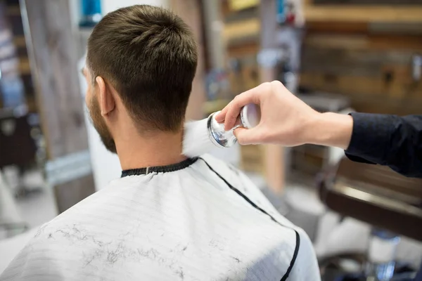 Barbeiro com escova de limpeza pescoço masculino na barbearia — Fotografia de Stock