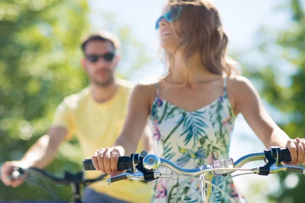 Heureux jeune couple à vélo en été — Photo