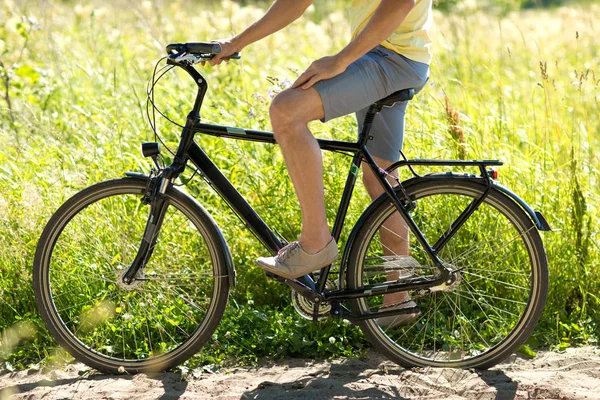Közelről az ember lovaglás kerékpár szabadban — Stock Fotó