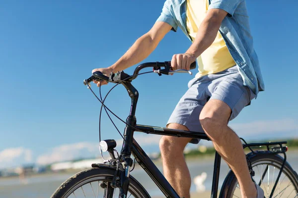 Közelről férfi lovaglás kerékpáros mentén nyári strand — Stock Fotó