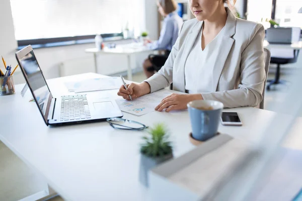 Business woman with papers working at office — стоковое фото