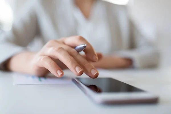 Mano di donna d'affari utilizzando smartphone in ufficio — Foto Stock