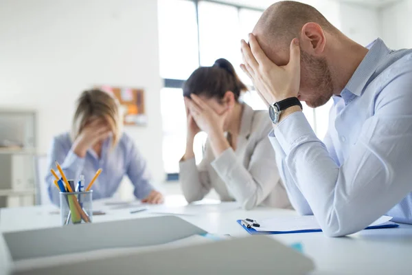 Equipe de negócios estressada com papéis no escritório — Fotografia de Stock