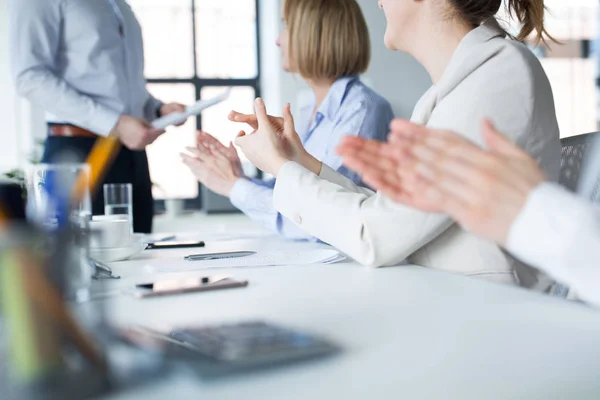 Gente aplaudiendo a su colega en la reunión de oficina — Foto de Stock